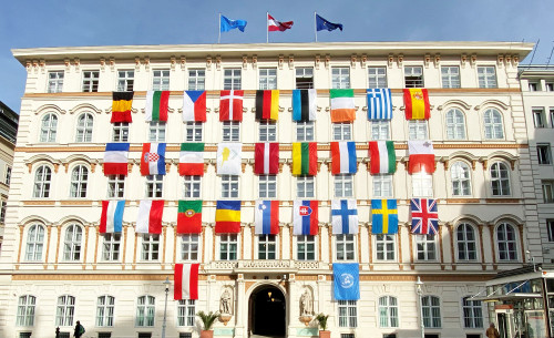 Das österreichische Außenministerium ist geschmückt mit den Flaggen vieler Länder.